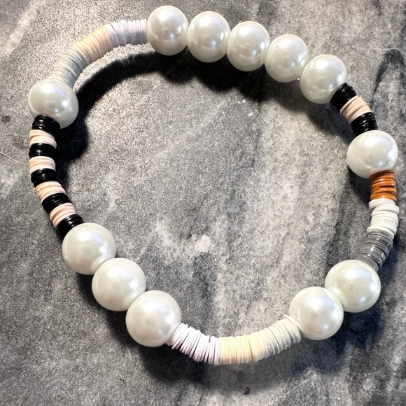 Anthropologie Stretchy Glass Pearl Bracelet in black tan and white - Picture 4 of 4